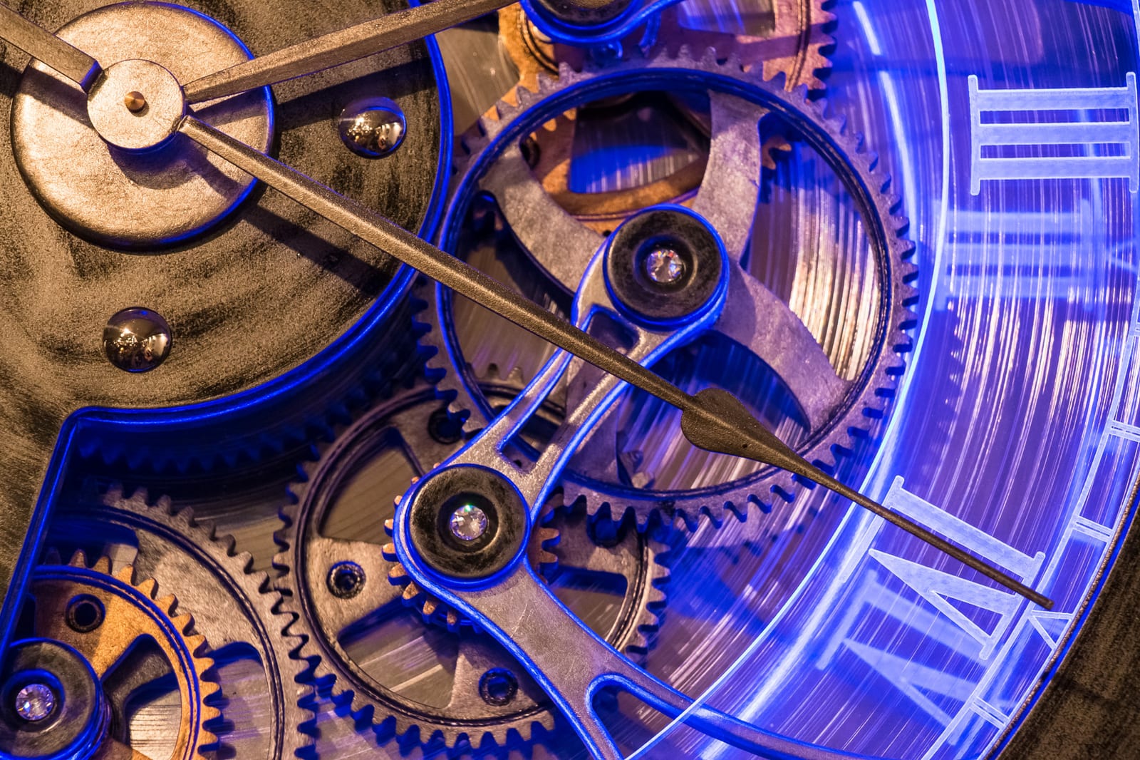 Dettaglio macro di lancette e ingranaggi di un orologio
